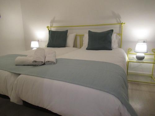een slaapkamer met een groot bed met 2 lampen bij Garden Relax Apartments, by Comfortable Luxury in Corralejo