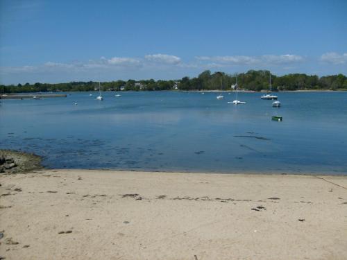 une grande étendue d'eau avec des bateaux. dans l'établissement A 350m de la plage, à Fouesnant