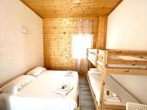 ピスティッチにあるRodovàのベッドルーム1室(二段ベッド2台、窓付)が備わります。