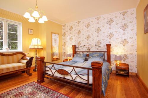 A bed or beds in a room at Reiterhof Behrens Wohnung Sachau
