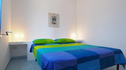 Un pat sau paturi într-o cameră la Le Villette di Torre Suda by Salento Affitti
