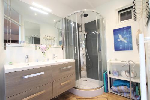 W łazience znajduje się prysznic i umywalka. w obiekcie Le Presbytère, Cotentin, Val de Saire, Fermanville, proximité immédiate mer et forêt w mieście Fermanville