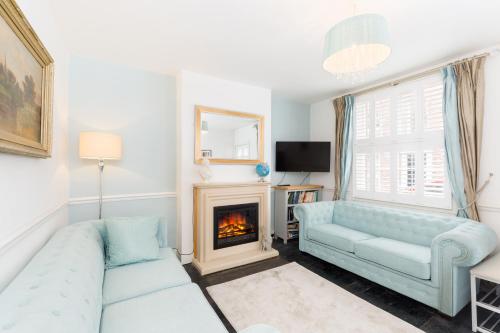 uma sala de estar com um sofá e uma lareira em Shakespeare House Town Centre FREE Parking em Stratford-upon-Avon