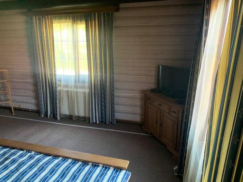 a room with a bed and a tv and a window at Готель Жди ня Єво instagram zhdenievo hotel in Zhdenievo