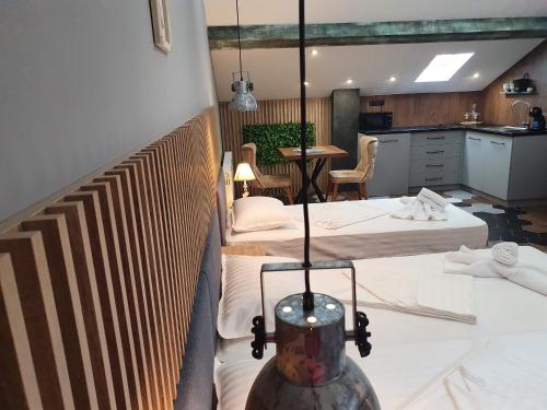 Katil atau katil-katil dalam bilik di Kamelia guest rooms