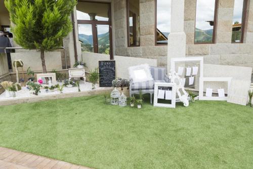 a house with a lawn with chairs and a chalkboard at Complejo Hostelero Paladium in Villamartín