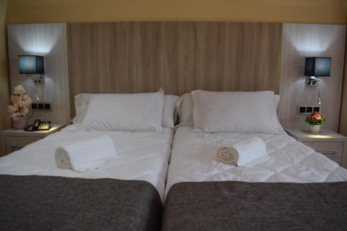 Ένα ή περισσότερα κρεβάτια σε δωμάτιο στο Hôtel Zinou zm