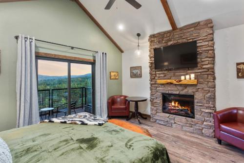 ein Schlafzimmer mit einem Kamin und einem TV in der Unterkunft Lodge at 5600 in Pine