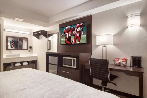 Ένα ή περισσότερα κρεβάτια σε δωμάτιο στο Red Roof Inn PLUS & Suites Erie