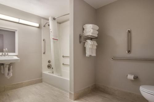A bathroom at Red Roof Inn PLUS & Suites Erie