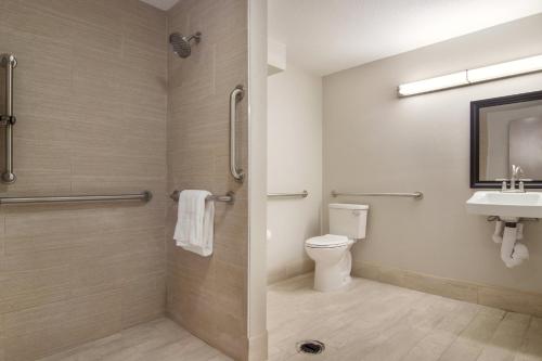 Ένα μπάνιο στο Red Roof Inn PLUS & Suites Erie