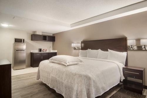 Ένα ή περισσότερα κρεβάτια σε δωμάτιο στο Red Roof Inn PLUS & Suites Erie