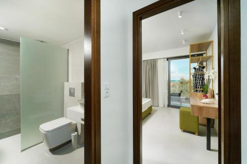 ห้องน้ำของ Miracle Suites by Klisma beach