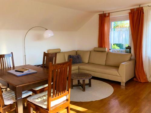 Ferienwohnung Marienhöhe في نوردلينغن: غرفة معيشة مع أريكة وطاولة