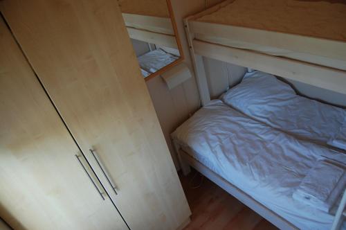 una piccola camera con letto e armadio di Hamresanden Resort as a Kristiansand