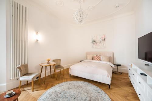 Premium Warsaw Center Studio by BookingHost