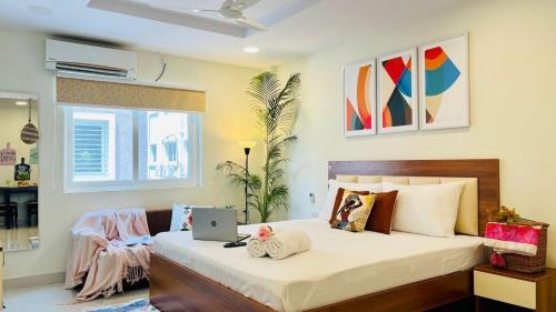 سرير أو أسرّة في غرفة في Olive Service Apartments Gachibowli