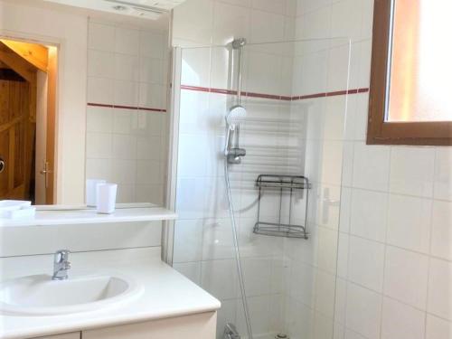 a bathroom with a shower and a sink at Chalet Mitoyen 3 Pièces, 7 Pers, Résidence Les Flocons du Soleil, La Joue du Loup - FR-1-504-72 in Le Dévoluy