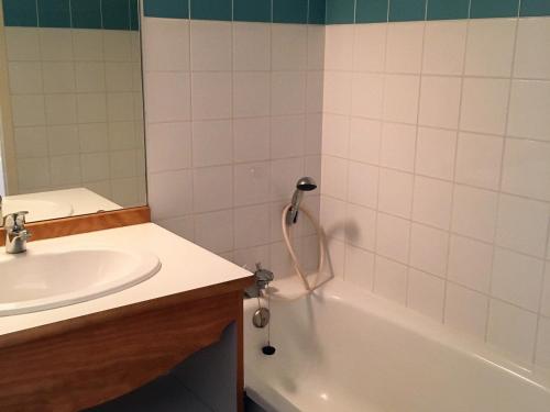 une salle de bain avec un lavabo, une baignoire et une douche dans l'établissement Appartement rénové 6 pers, terrasse, parking, local ski - FR-1-504-150, à Saint-Étienne-en-Dévoluy