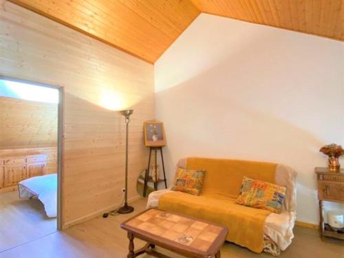 un salon avec un canapé et une table dans l'établissement Appartement duplex pour 8 pers avec terrasse et équipements modernes à La Joue du Loup - FR-1-504-611, à Saint-Étienne-en-Dévoluy