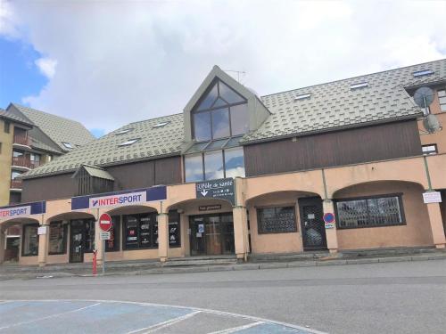 un bâtiment au coin d'une rue dans l'établissement Appartement duplex pour 8 pers avec terrasse et équipements modernes à La Joue du Loup - FR-1-504-611, à Saint-Étienne-en-Dévoluy