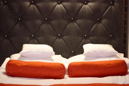 two beds sitting next to each other in a room at Hotel Browar Kościerzyna in Kościerzyna