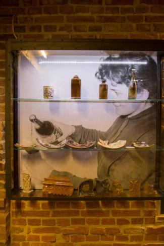 a shelf with a picture of a man on it at Hotel Browar Kościerzyna in Kościerzyna