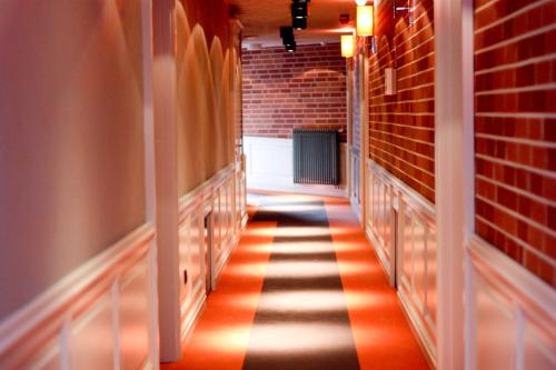 an aisle of a hallway with a brick wall at Hotel Browar Kościerzyna in Kościerzyna