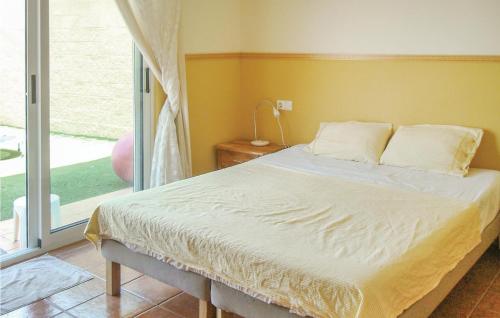Schlafzimmer mit einem großen Bett und einem Fenster in der Unterkunft Gorgeous Home In Riba-roja De Tria With Outdoor Swimming Pool in Riba-roja de Túria