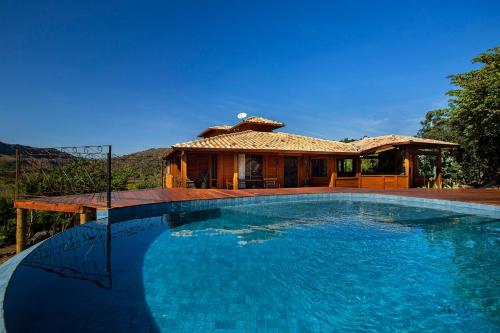 una gran piscina frente a una casa en Sitio Jatoba/Lapinha da Serra en Santana do Riacho
