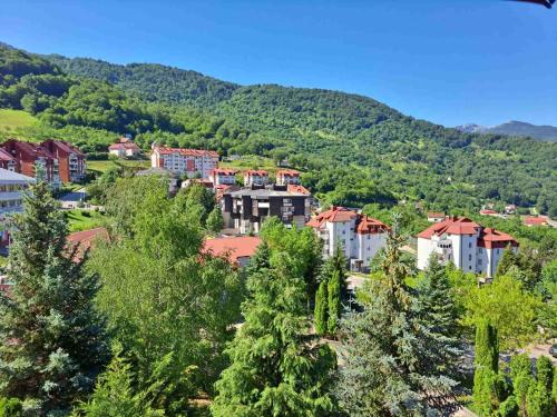 una cittadina in montagna con case e alberi di ODMOR PRESEKA - REST HOUSE PRESEKA a Plužine