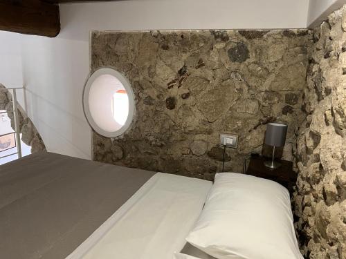 Letto o letti in una camera di La Rupe Apartments Tropea