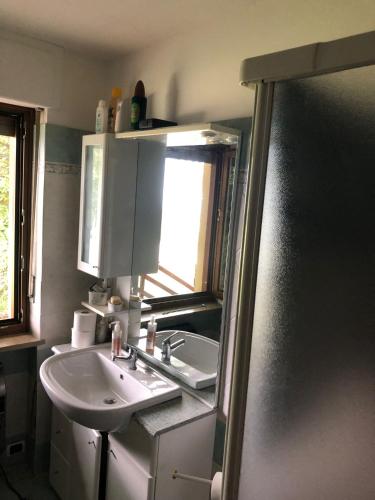 une salle de bain avec un lavabo et une fenêtre dans l'établissement Casa vacanze pila, à Charvensod