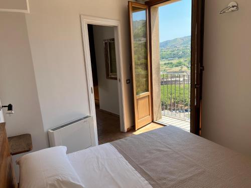 Letto o letti in una camera di La Rupe Apartments Tropea
