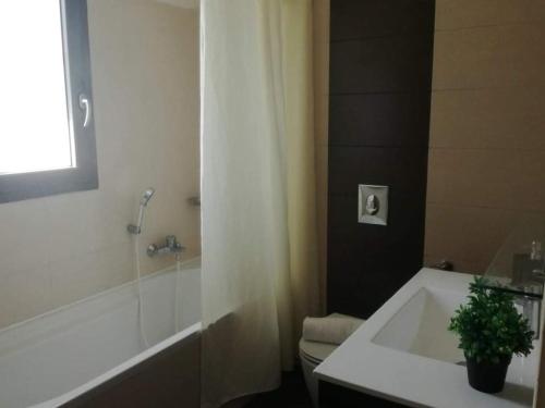 La salle de bains est pourvue d'une baignoire, d'un lavabo et d'une douche. dans l'établissement VISTA DI MARE, à Lixouri