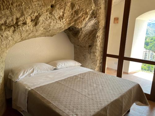 Letto o letti in una camera di La Rupe Apartments Tropea