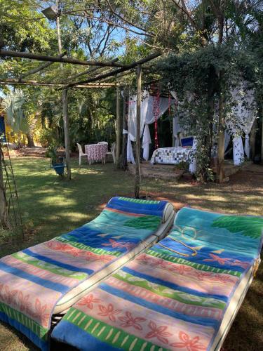 uma cama na relva debaixo de um dossel em Villa da Serra Pousada em Piuí