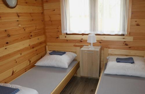 Abisynia Kaszubska między jeziorami Wdzydzkim a Wielewskim tesisinde bir odada yatak veya yataklar