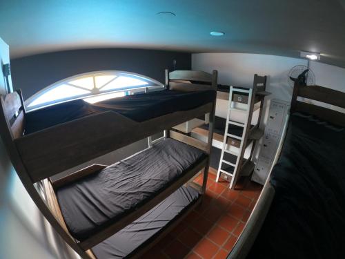 Tempat tidur susun dalam kamar di World Hostel - Canasvieiras