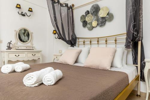 1 dormitorio con 1 cama con toallas en Kallisti Studios en Naxos