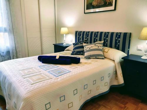 een slaapkamer met een groot bed met 2 nachtkastjes bij Las Mejores VISTAS de SALAMANCA!!! in Salamanca