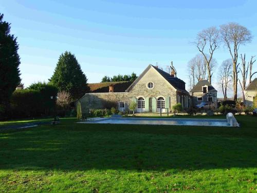 une maison avec une grande cour et une piscine dans l'établissement Le Clos des Aubrys, à Châteauroux
