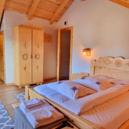 una camera da letto con un letto grande in una stanza di Casa Bună Fundățica a Fundăţica