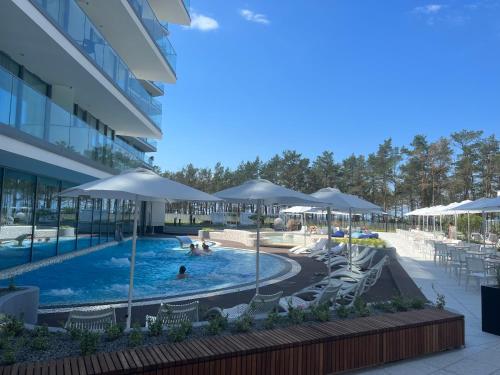 Bazén v ubytovaní Wave Resort & Spa Magic Apartaments with sea view alebo v jeho blízkosti