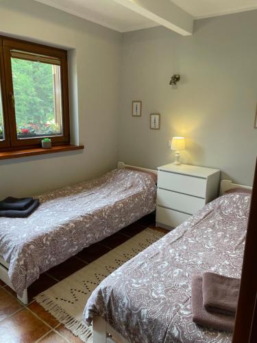 um quarto com 2 camas e uma janela em Dom Natura em Zdbice