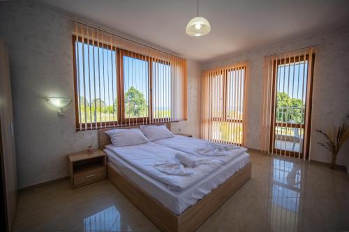 מיטה או מיטות בחדר ב-Stefaniya Apartments