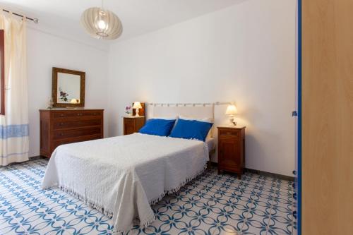 Tempat tidur dalam kamar di Il Canestro Sardo