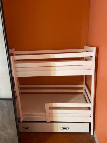 un placard vide avec des étagères blanches et un mur orange dans l'établissement SETE : Hyper centre piéton Haussmannien 2, à Sète