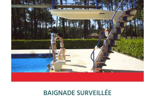 une femme debout sur un escalier à côté d'une piscine dans l'établissement Gîte entre lacs, océan et forêts, à Pissos