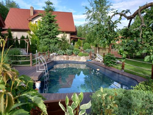 a swimming pool in the yard of a house at Domek całoroczny Wczasy jak Marzenie in Ruciane-Nida